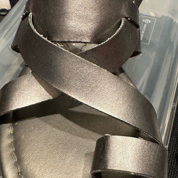 Gray flat sandals. - Picture 7 of 7